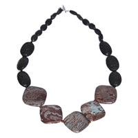 Hotsjok design halskæde med lava og naturel turkis.